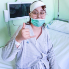 Foto de la joven tras la operación realizada en Valladolid para extirparle el tumor. ECB