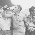 Ferdy Kübler, nada proclamarse campeón del Tour de Francia de 1950 en el Parque de los Príncipes.-