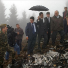El entonces ministro de Defensa, Federico Trillo, visita el lugar del accidente del Yak-42, el 27 de mayo del 2003 en Trebisonda (Turquía).-EFE / CHEMA MOYA