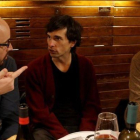 Nacho Álvarez (Podemos), a la izquierda, conversa con Ignacio Urquizu (PSOE), a la derecha, en presencia del Profesor de Filosofía del Derecho Borja Barragué (en el centro).-JOSE LUIS ROCA