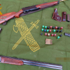 Armas y munición intervenida al hombre detenido que intentó disparar a una mujer con la pistola.-ECB