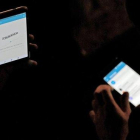 Usuarios consultan la ’app’ de Tsunami Democràtic, este jueves.-AFP / LLUÍS GENE
