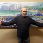 Antonio Basavilbaso García, junto a una de las pinturas de playas que ocupan el Arco de Santa María.-Raúl Ochoa