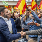 Santiago Abascal saluda a algunos simpatizantes antes de comenzar el mitin.-SANTI OTERO