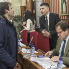 Jorge Berzosa (PP) charla con Vicente Marañón (Cs) mientras Salvador de Foronda (PP) revisa unos documentos.-SANTI OTERO