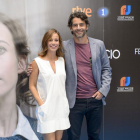 Marta Etura y Eduardo Noriega, en la presentación de 'La sonata del silencio', de TVE, en el Festival de Televisión de Vitoria.-RTVE / RAUL TEJEDOR