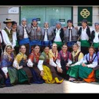 Integrantes del grupo Danzas Justo del Río.-ecb