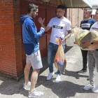 Adrián Cruz, Adrián Hernández, Jon Madrazo y Ramón Blázquez se despiden en la puerta de El Plantío tras retirar sus pertenencias del vestuario del Burgos CF-Raúl G. Ochoa
