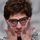 Annegret Kramp-Karrenbauer emocionada tras ser elegida la sucesora de Angela Merkel al frente de la CDU.-REUTERS / FABIAN BIMMER