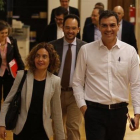 Pedro Sanchez, junto a la diputada Meritxell Batet, este jueves en el Congreso.-AGUSTIN CATALAN