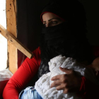Una madre siria con su bebé desnutrido y enfermo.-NOUR WAHID / SAVE THE CHILDREN
