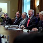 Donald Trump se dirige a los miembros de su Gabinete, ayer, en la Casa Blanca.-REUTERS