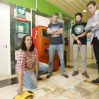 Sandra Navas, Bernardo Martínez y Pablo Vicente explicando el uso del aparato a Ángel Ibáñez.-RAÚL G. OCHOA