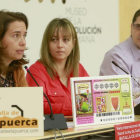 (De izq. a dcha.)La alcaldesa de la villa, la presidenta de la agrupación y el técnico de ésta durante el balance.-R. O.
