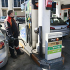 Muchos usuarios visitan gasolineras de comunidades limítrofes por el precio del carburante.-ECB
