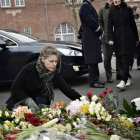 Una mujer deposita flores en Oesterbro, uno de los dos escenarios donde actuó el terrorista.-Foto:   LISELOTTE SABROE / EFE