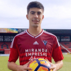 Álex Quintanilla posa con la camiseta rojilla tras su presentación.-