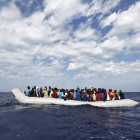 Refugiados a borde de un cayuco frente a la costa de Lampedusa, en Italia.-Foto: DARRIN ZAMMIT LUPI / MOAS.EU / EFE