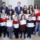 Foto de familia de todos los niños y jóvenes premiados con sus diplomas que acreditan el reconocimiento en el XXV certamen escolar de cuentos ‘Las Candelas’.-RAÚL G. OCHOA