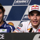 Marc Márquez y, detrás, Valentino Rossi, durante la rueda de prensa previa al GP de Malasia, en Sepang.-Foto: EFE / AZHAR RAHIM