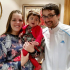 Nora en brazos de su madre Emma y junto a su padre Jesús.-FOTOS CEDIDAS POR LA FAMILIA.