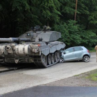 Imagen del accidente con el tanque distribuida por la policía de Lippe, Alemania.-