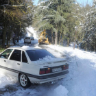 La nieve acumulada en algunas vías dejó coches cruzados a causa del deslizamiento, como en el Castillo.-RAÚL G. OCHOA