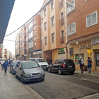 La presencia de vehículos aparcados es constante en la zona.-L. V.