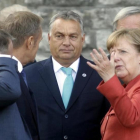 La canciller alemana, Angela Merkel, y el primer ministro húngaron, Viktor Orbán, conversa durante una pausa en la cumbre de Tallin.-VALDA KALNINA