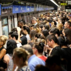 Aglomeración de viajeros en la estación de la Sagrera durante una jornada de huelga del metro-DANNY CAMINAL
