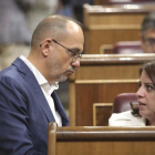 El portavoz del PDECat en el Congreso, Carles Campuzano, habla con su homóloga socialista, Adriana Lastra.-DAVID CASTRO