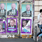Colaje de carteles electorales en una pared de un edificio de París.-CHARLES PLATIAU