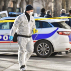 Un agente busca pruebas en el lugar del asalto a un furgón de prisiones para la fuga de un preso en la corte de Tarascón (Francia).-GERARD JULIEN (AFP)