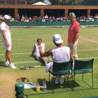 Nadal junto a Francis Roig (entrenador), Rafa Maymó (fisio) y el doctor Ángel Ruiz-Cotorro, en un descanso en Wimbledon. / J-JAUME PUJOL-GALCERAN