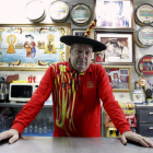 Manuel Cáceres, conocido como Manolo el del Bombo, posa en el bar que regentó en Valencia.-EFE