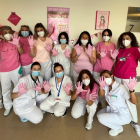 Parte del equipo de Hospitalización de Ginecología posa con los guantes rosas.