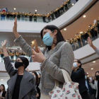 Manifestantes antigubernamentales participan en un ’flashmob’ en un centro comercial de Hong Kong, este martes.-JEROME FAVRE (EFE)