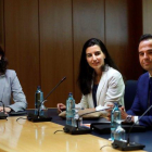 La candidata del PP a presidir la Comunidad de Madrid, Isabel Díaz Ayuso, la de Vox, Rocío Monasterio, y el de Ciudadanos, Ignacio Aguado.-CHEMA MOYA (EFE)
