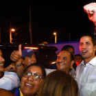 Guaidó (derecha) posa con unos simpatizantes en Ecuador.-RODRIGO BUENDIA (AFP)