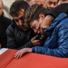 Unos familiares lloran la pérdida de una de las víctimas del club Reina en Estambul.-OZAN KOSE