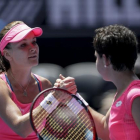 Carla Suárez, de espaldas, saluda a Radwanska al final del partido.-EFE / LYNN BO BO
