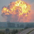 Una de las explosiones en el depósito de municiones-GLEB GARANICH / REUTERS