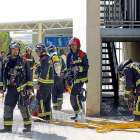 Los bomberos durante su intervención en el Hospital Virgen de la Vega.-ICAL