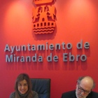 Aitana Hernando y el portavoz municipal socialista, Miguel Angel Adrián, durante la rueda de prensa.-E. M.