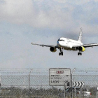 Avión aterrizando en el aeropuerto de Villanubla, foto de archivo.-ICAL