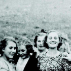 La familia Matthews y unas amigos, con Hitler en Berchtesgaden, en 1935, con quien se toparon casualmente mientras estaban de vacaciones en Alemania.-ÁTICO DE LOS LIBROS