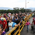 La migración de Venezuela hacia Colombia a través del puente fronterizo Simón Bolivar.-AFP
