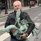 El gallo que culminaba la flecha de la catedral de Notre Dame, rescatado de entre los escombros tras el incendio.-TWITTER