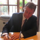 Borja Suárez, al frente del PP, firma un pacto con el PSOE.-E. M.