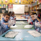 Un grupo de niños de infantil realiza una manualidad en el aula del colegio Liceo Castilla. ECB